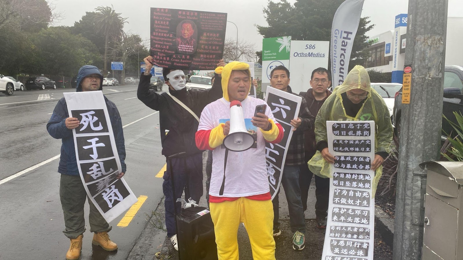 模拟法庭审判邓小平象征行动引发关注/北春纽西兰记者站乐恺安