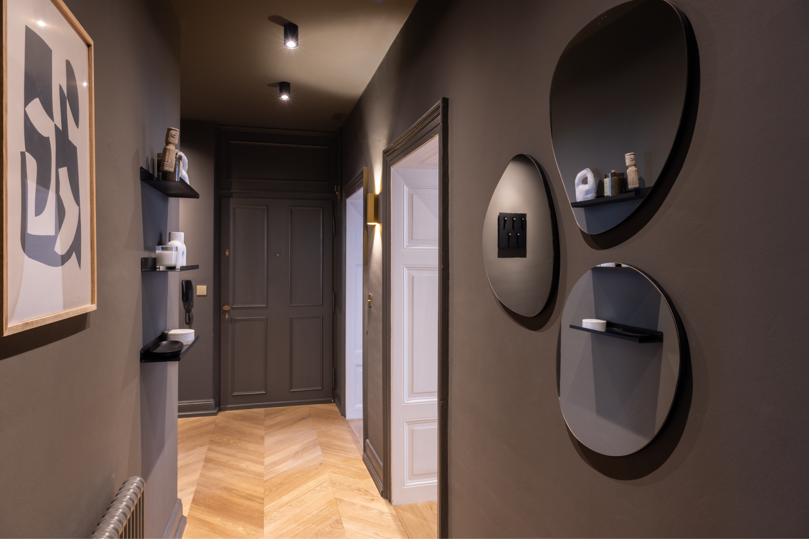 Couloir gris Anthracite décoré avec miroir et étagère suspendue