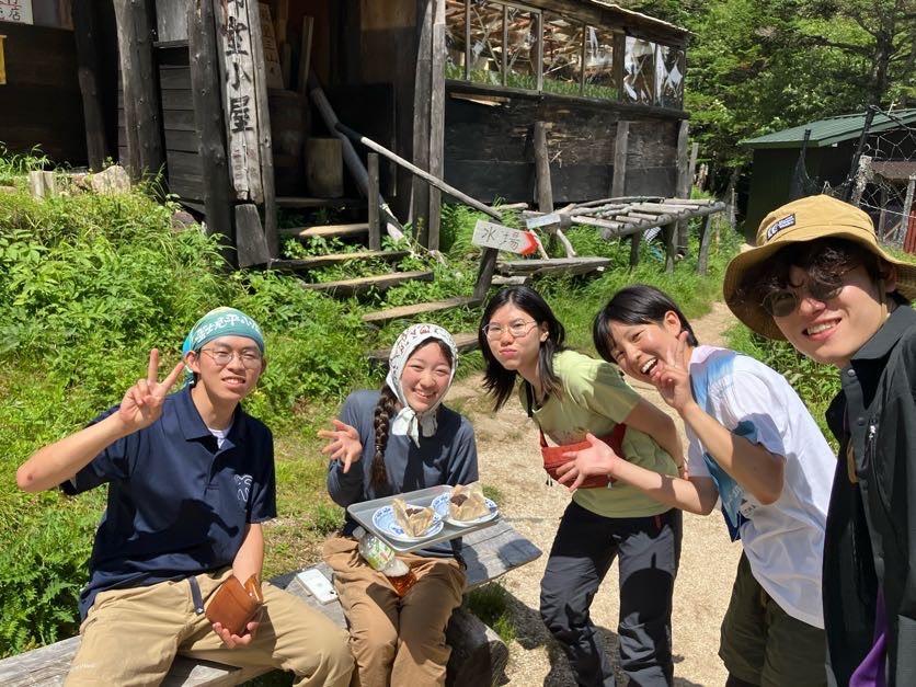 人, 屋外, 草, 建物 が含まれている画像

自動的に生成された説明