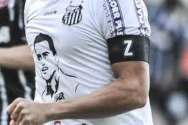 Santos Futebol Clube - A homenagem que virou patrimônio do #MantoSagrado.  Já são cinco anos de saudade, Zito. Nosso ETERNO capitão! #ÍdolosEternos 🖤  Foto: Ivan Storti | Santos FC | Facebook