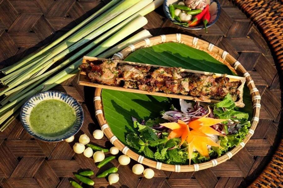 To create the best flavor for grilled beef in bamboo tubes, most ethnic people in Gia Lai choose young beef with tender meat. Source: Maggi Vietnam 