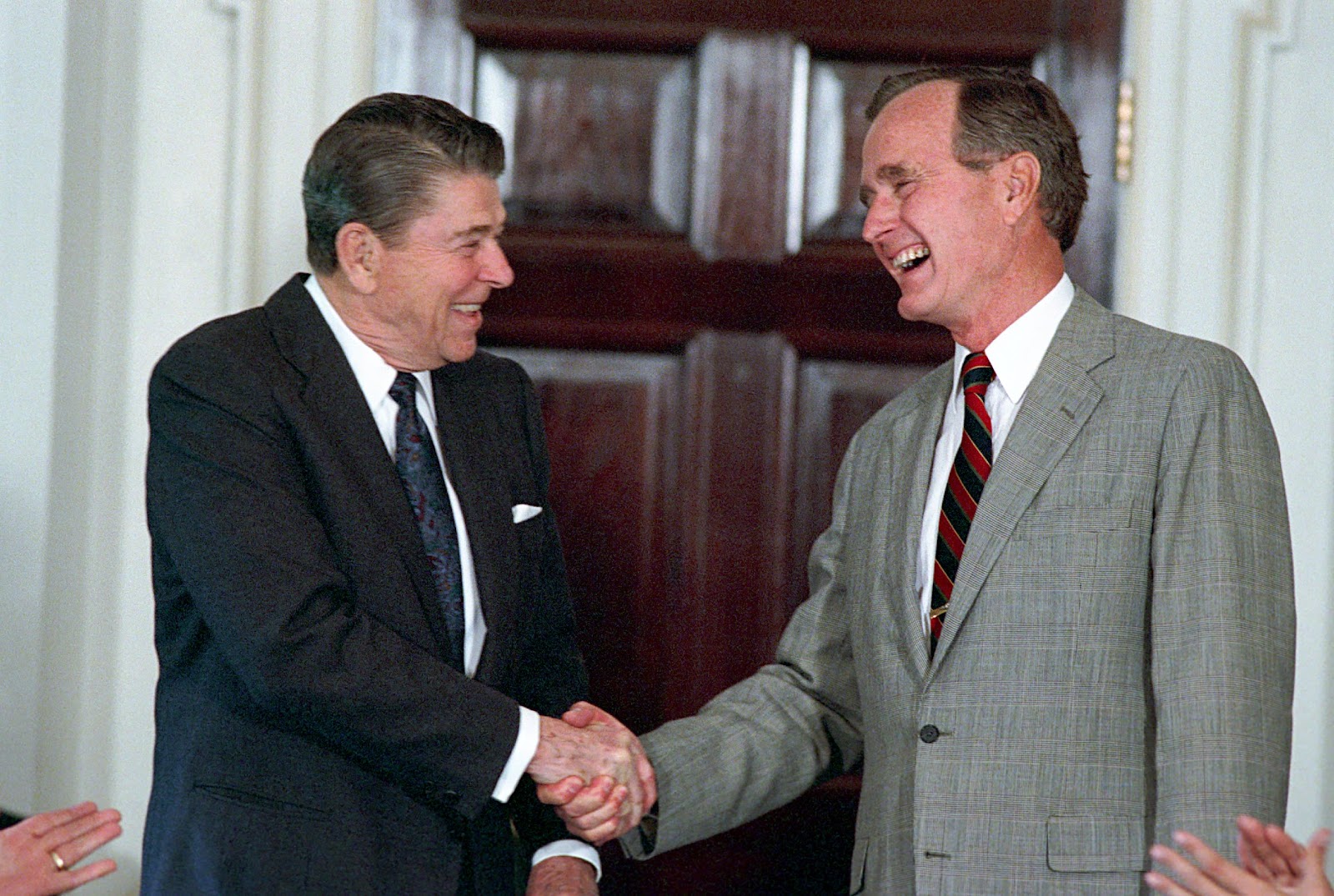 File:Ronald Reagan meeting with George H. W. Bush in the Cabinet Room.jpg -  Wikimedia Commons