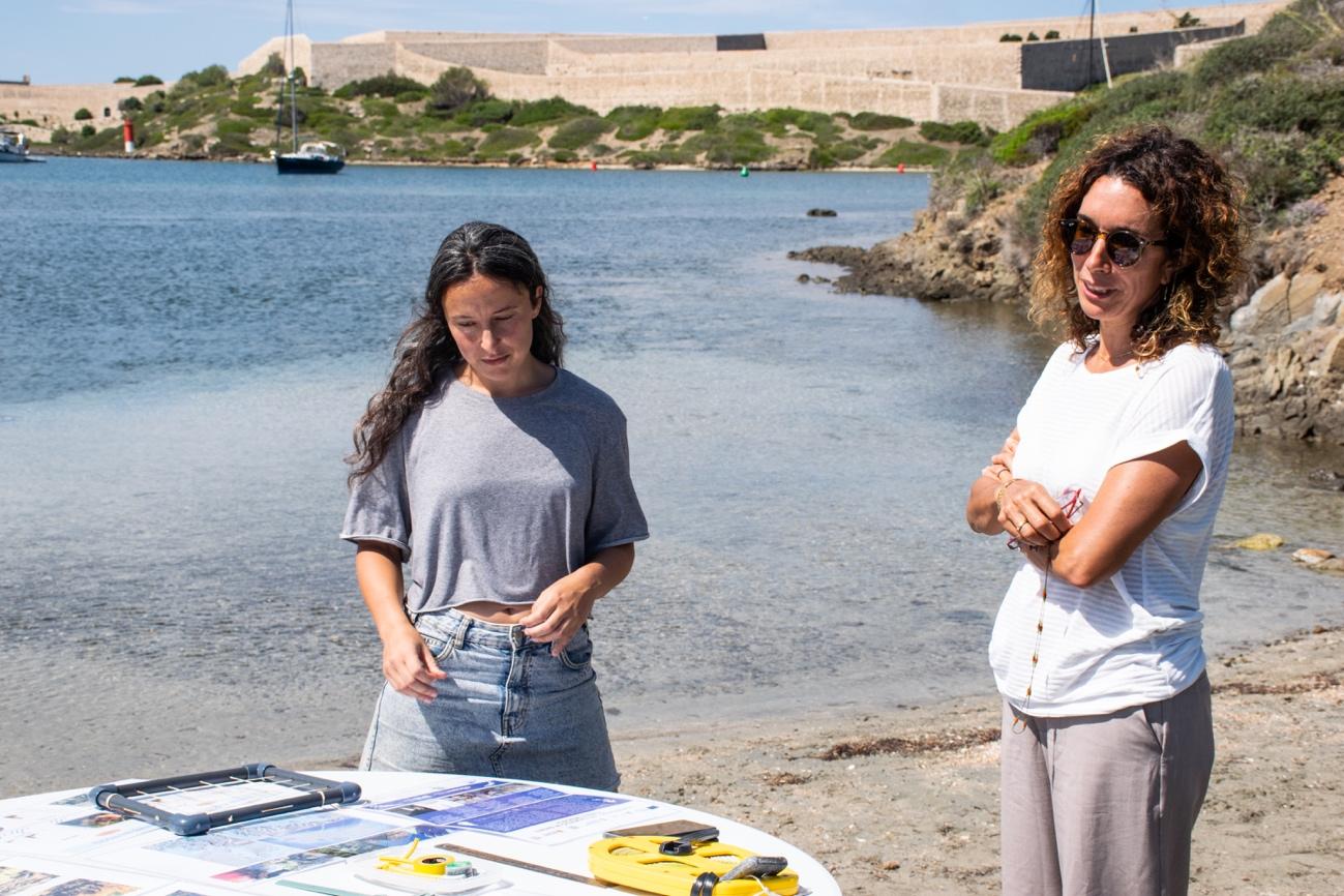 Un par de personas en una playa

Descripción generada automáticamente