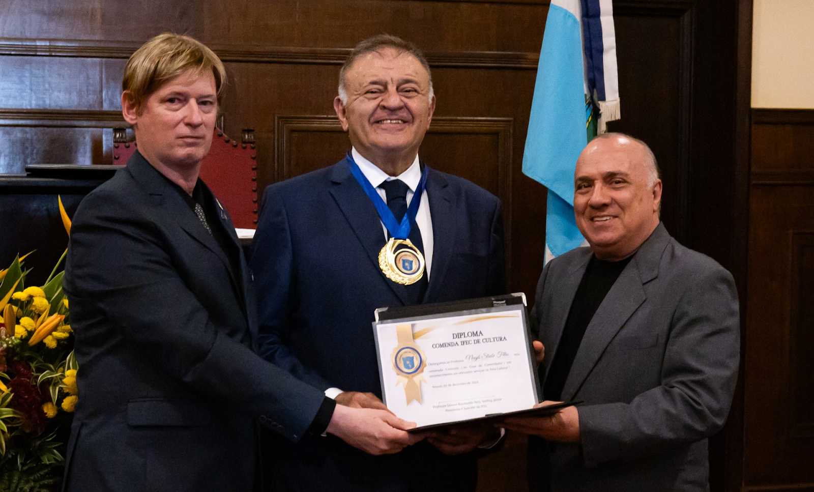                                                                      O desembargador Nagib Slaibi Filho recebe as homenagens ao lado do professor doutor Raymundo Nery Stelling Junior (esq) e do diretor-geral do IFEC Jorge Flores (dir)
