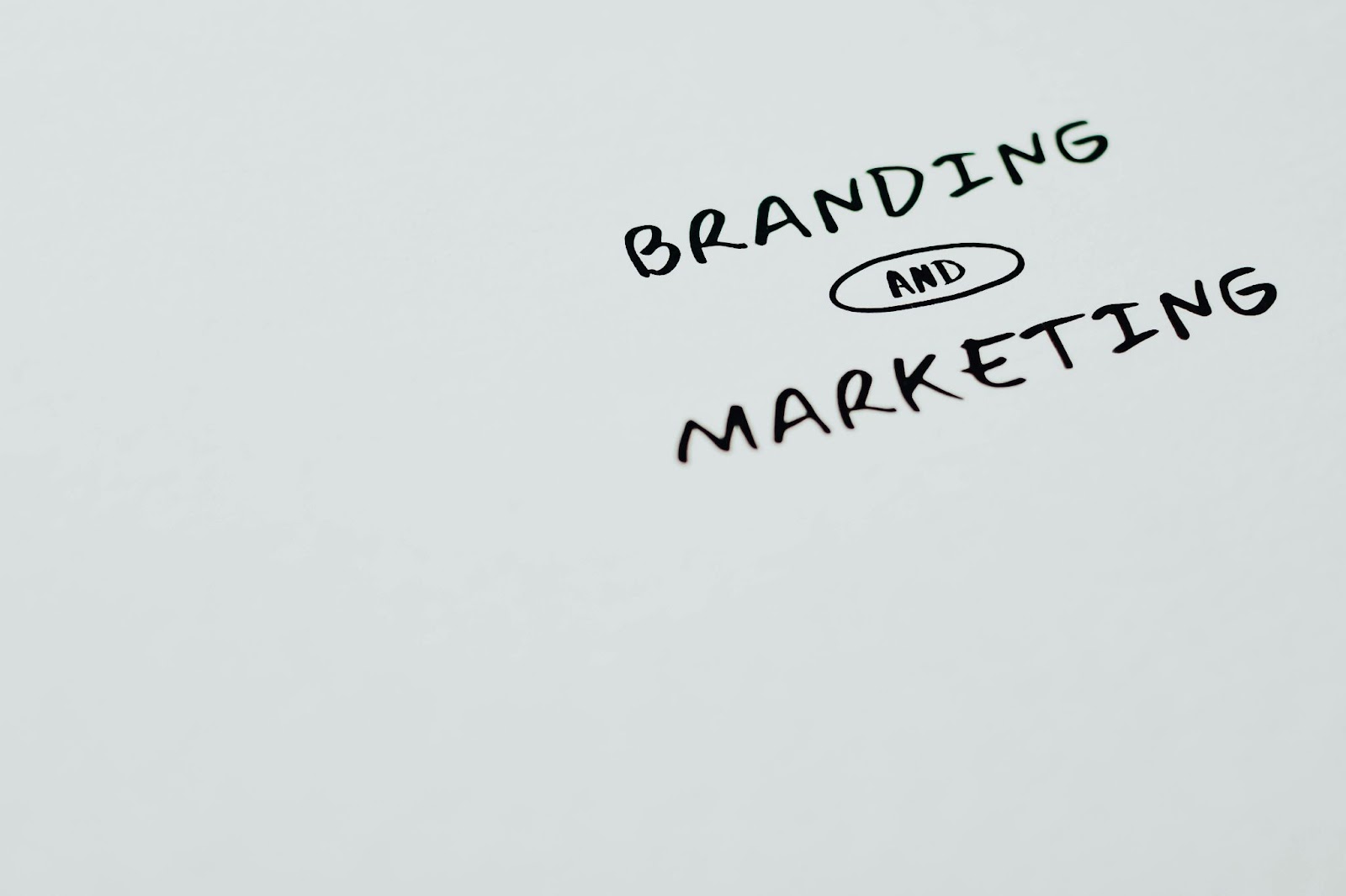 Perbedaan Brand Management VS Marketing