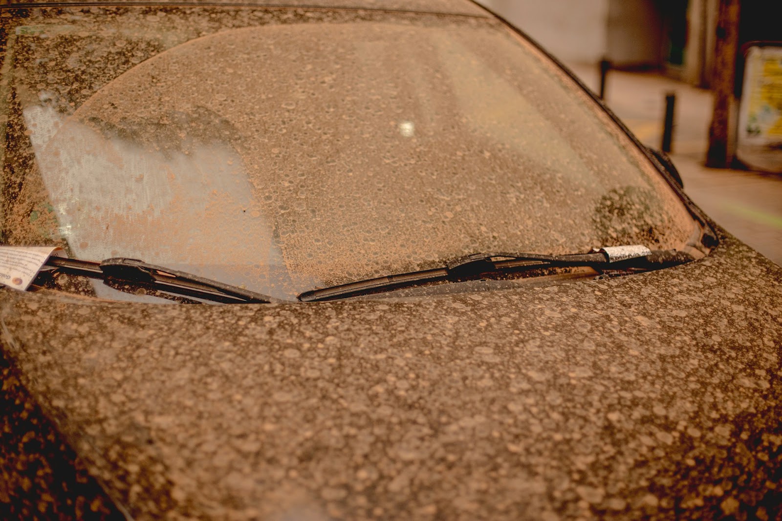 parabrisas de coche roto por granizo