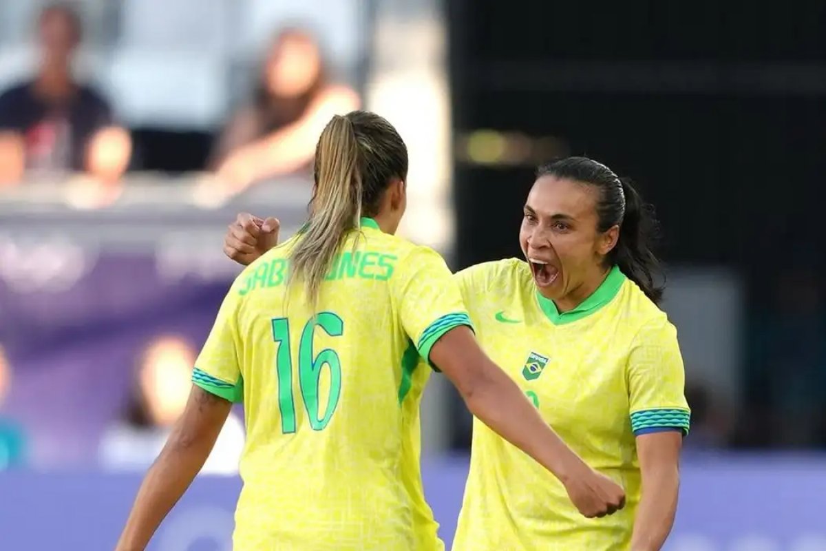 Martha e gabi nunes juntas jogando futbol