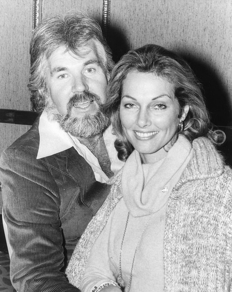 A portrait of the singer and his fifth wife prior to his concert tour around the country after arriving in Britain, on November 7, 1977 | Source: Getty Images