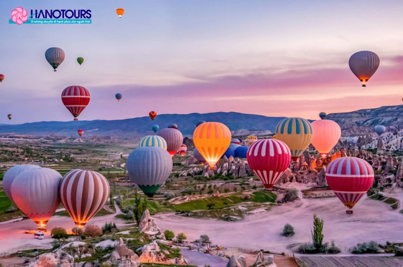 Khung cảnh Cappadocia với khinh khí cầu