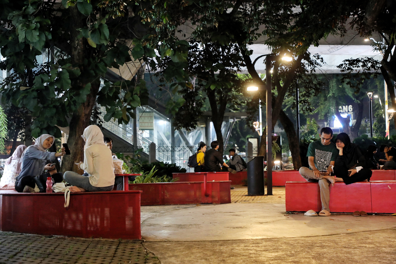 Suasana Taman Literasi Martha Tiahahu di malam hari