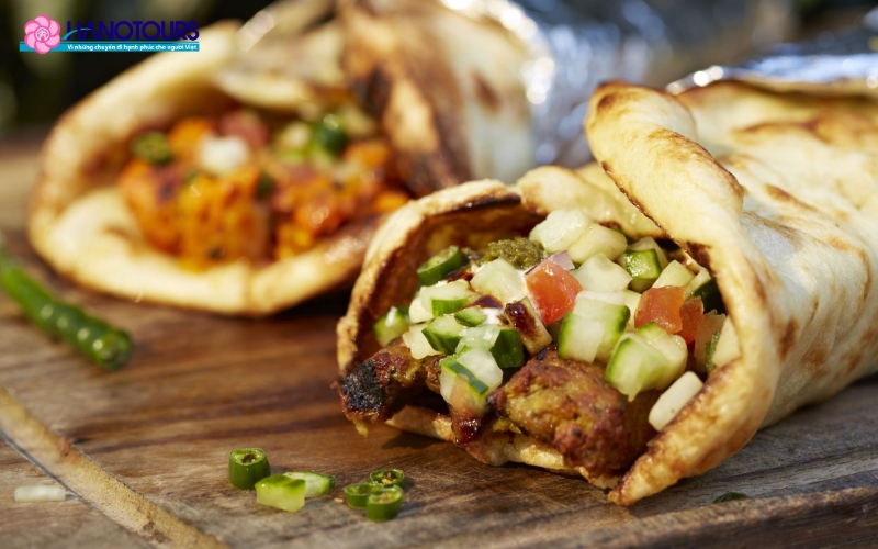 Gyros là một món ăn nhanh nổi tiếng, tương tự như kebab