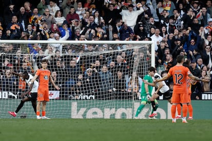 Gelandang Valencia Javier Guerra (ketiga dari kanan) merayakan gol kedua timnya selama pertandingan melawan Celta de Vigo pada hari Minggu.