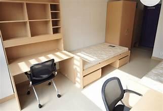 A room with a bed and a desk

AI-generated content may be incorrect.