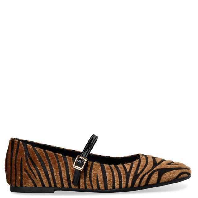 A brown and black zebra print shoe

Description automatically generated