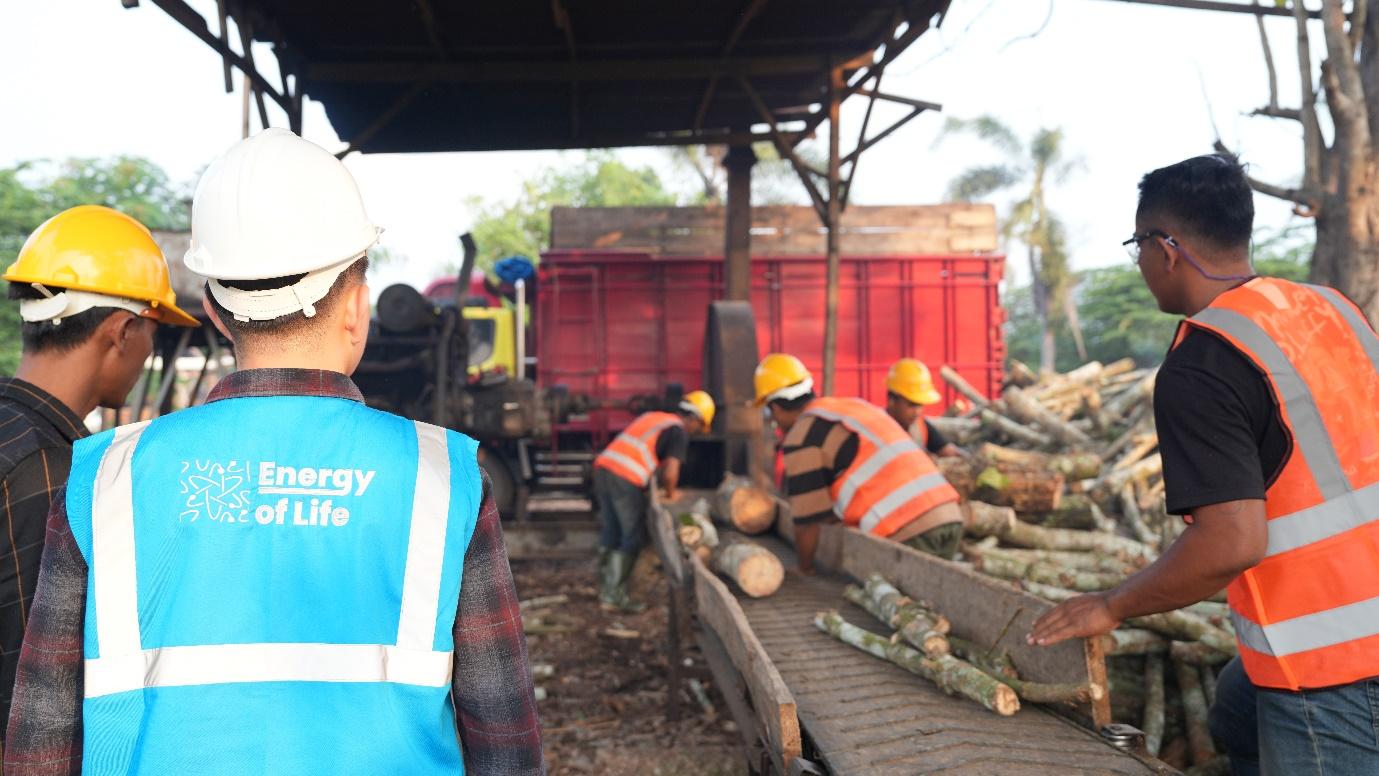 A group of people in hard hats and vests

Description automatically generated