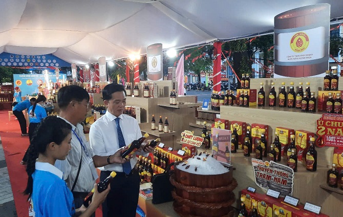 Ông Trần Minh Khoa - Chủ tịch UBND TP Phú Quốc thăm gian hàng nước mắm Phú Quốc Khải Hoàn.