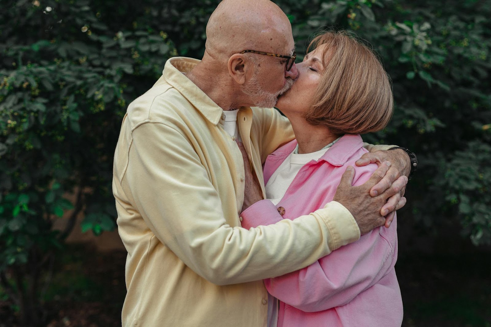 An older couple kissing | Source: Pexels