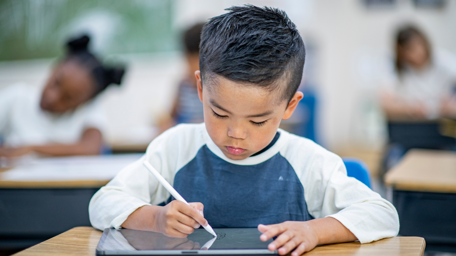 Balancing Screen Time with Experiential Learning