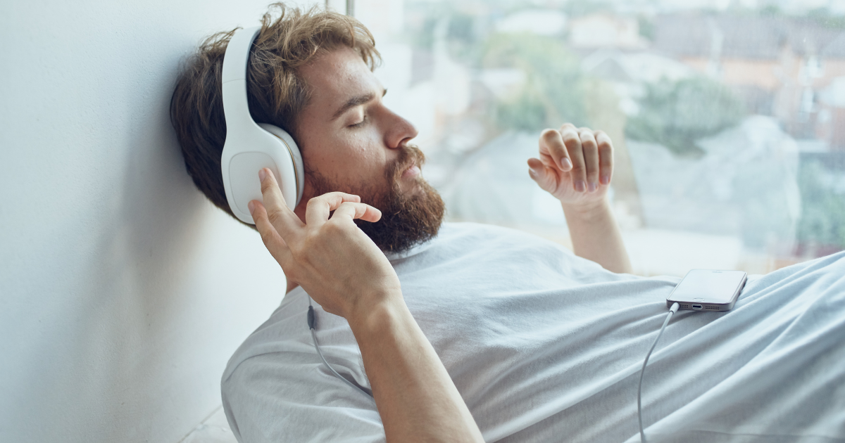 Mendengarkan musik membuat suasana hatimu baik dan mood pagimu positif.