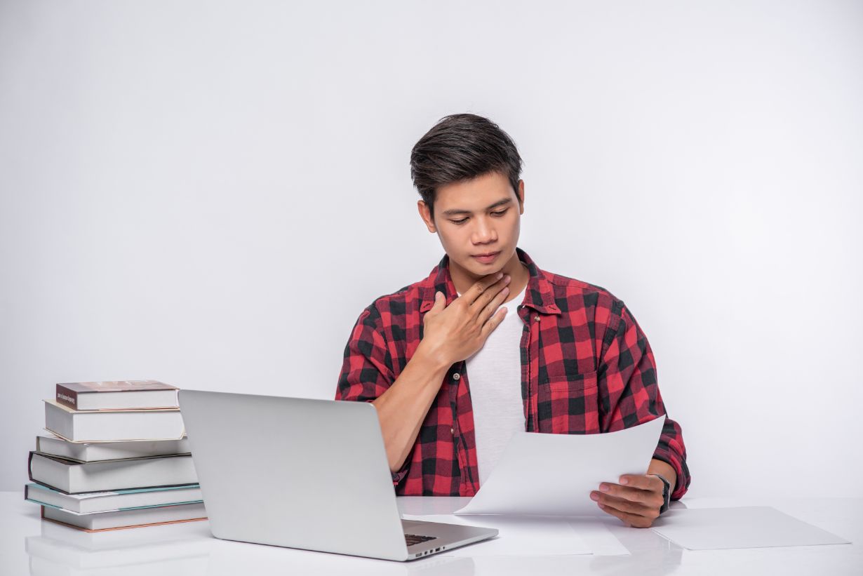 https://www.freepik.com/free-photo/man-using-laptop-office-doing-document-analysis_10401808.htm#fromView=search&page=2&position=39&uuid=db8fa6bd-d3b4-4da3-8135-cc06e1243de6&query=Orang+melamar+pekerjaan+
