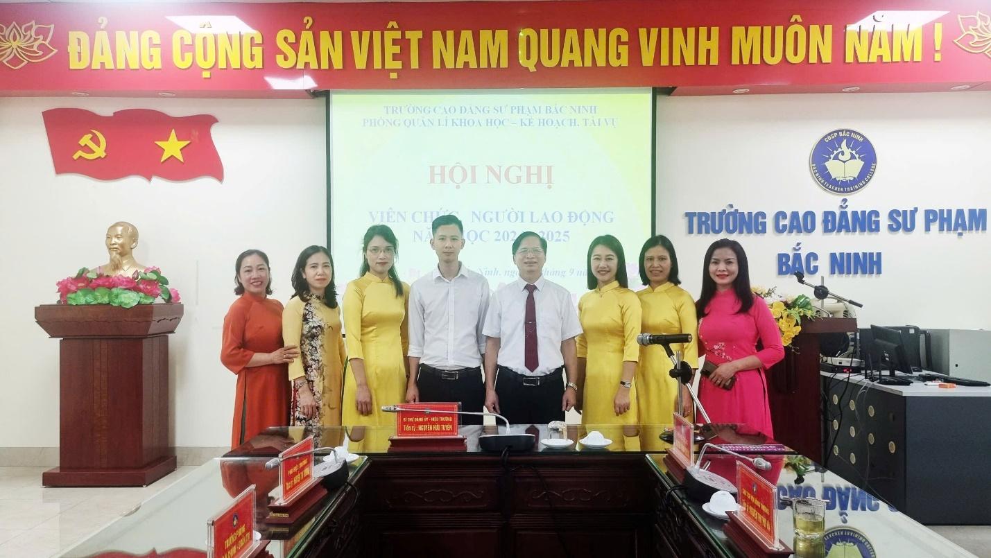 C:\Users\Admin\Desktop\tập thể.jpg