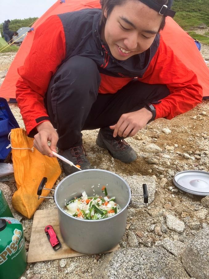 人, 屋外, 食品, 男 が含まれている画像

自動的に生成された説明