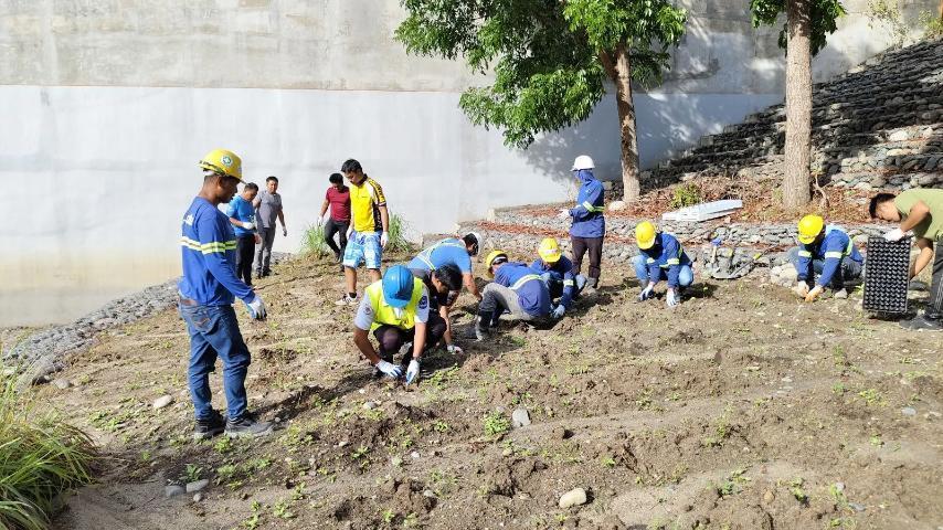 A group of people in hard hats

AI-generated content may be incorrect.