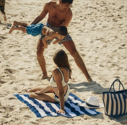 imagem representativa de uma família se divertindo em um dia de praia o que representa um refúgio e sofisticação.