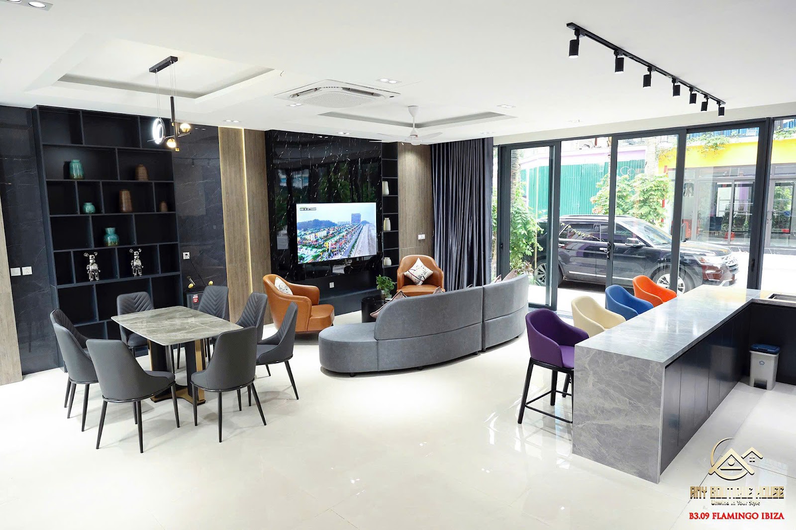 Phòng khách rộng rãi với tivi 75 inch và hệ thống karaoke 