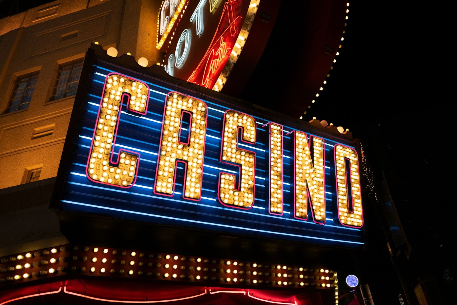 Neonkeltainen kyltti, jossa lukee "Casino"