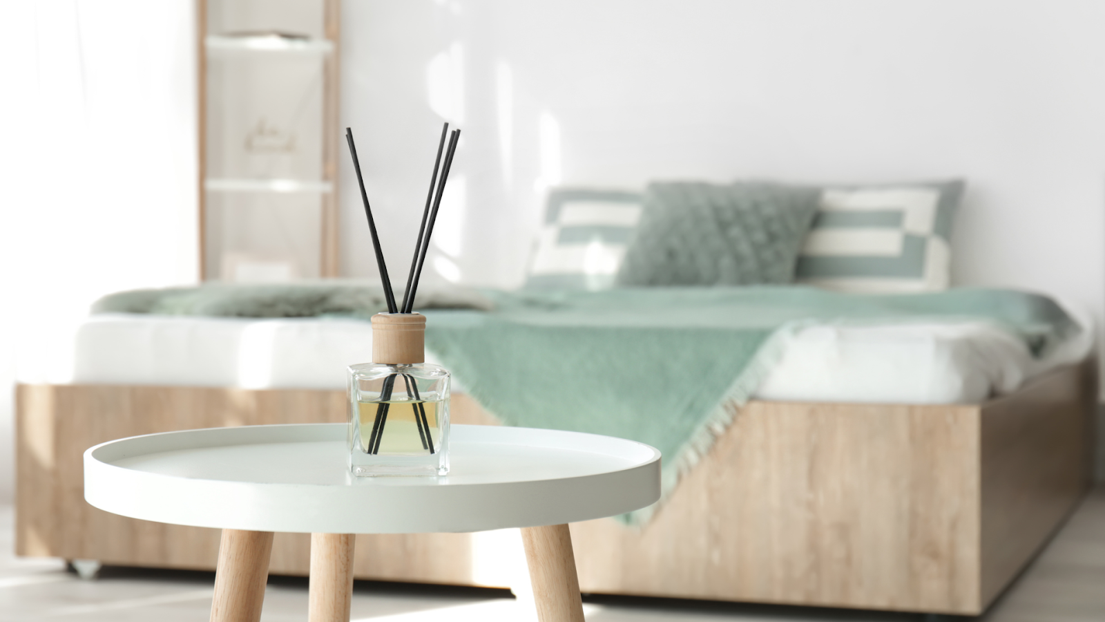 Gambar reed diffuser yang diletekkan di meja dekat kasur/Sumber: Canva