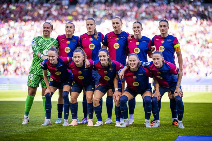 Elenco do Barcelona feminino posando para uma foto