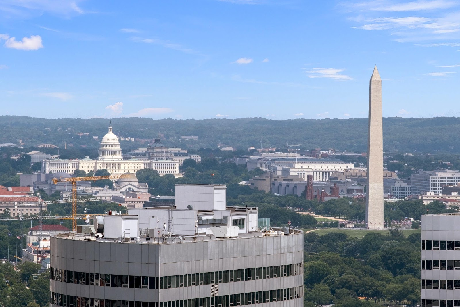 A large white tower in the middle of a city

AI-generated content may be incorrect.