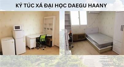 A room with a desk and a bed

AI-generated content may be incorrect.