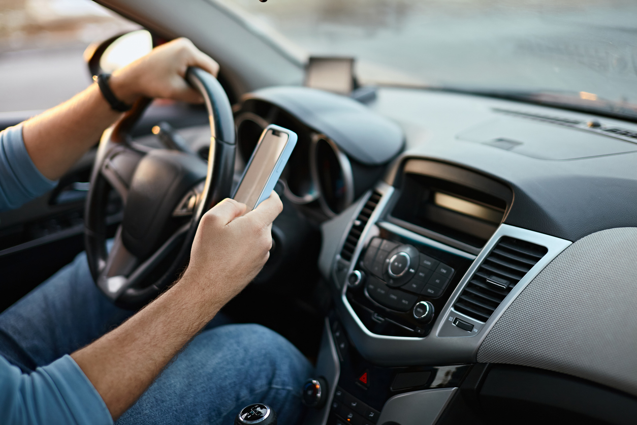 6 ways to avoid distracted driving