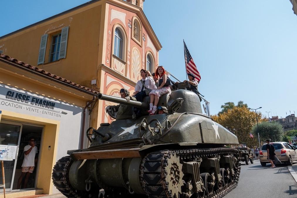 A group of people on a tank

Description automatically generated