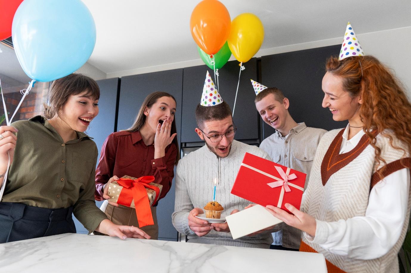 A group of people celebrating a birthday

Description automatically generated