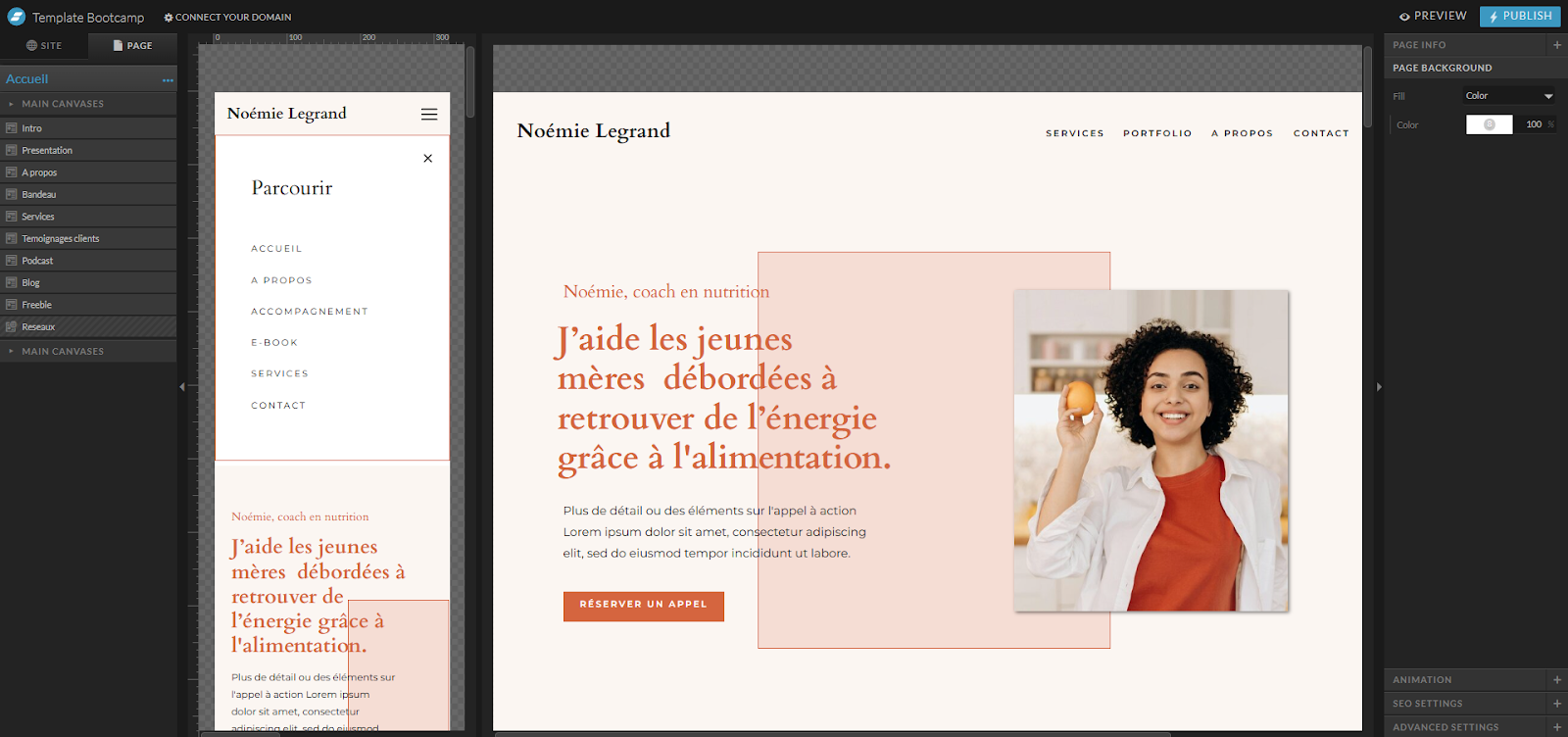 Aperçu de l'interface de design de Showit avec les versions mobile et bureau ouvertes.