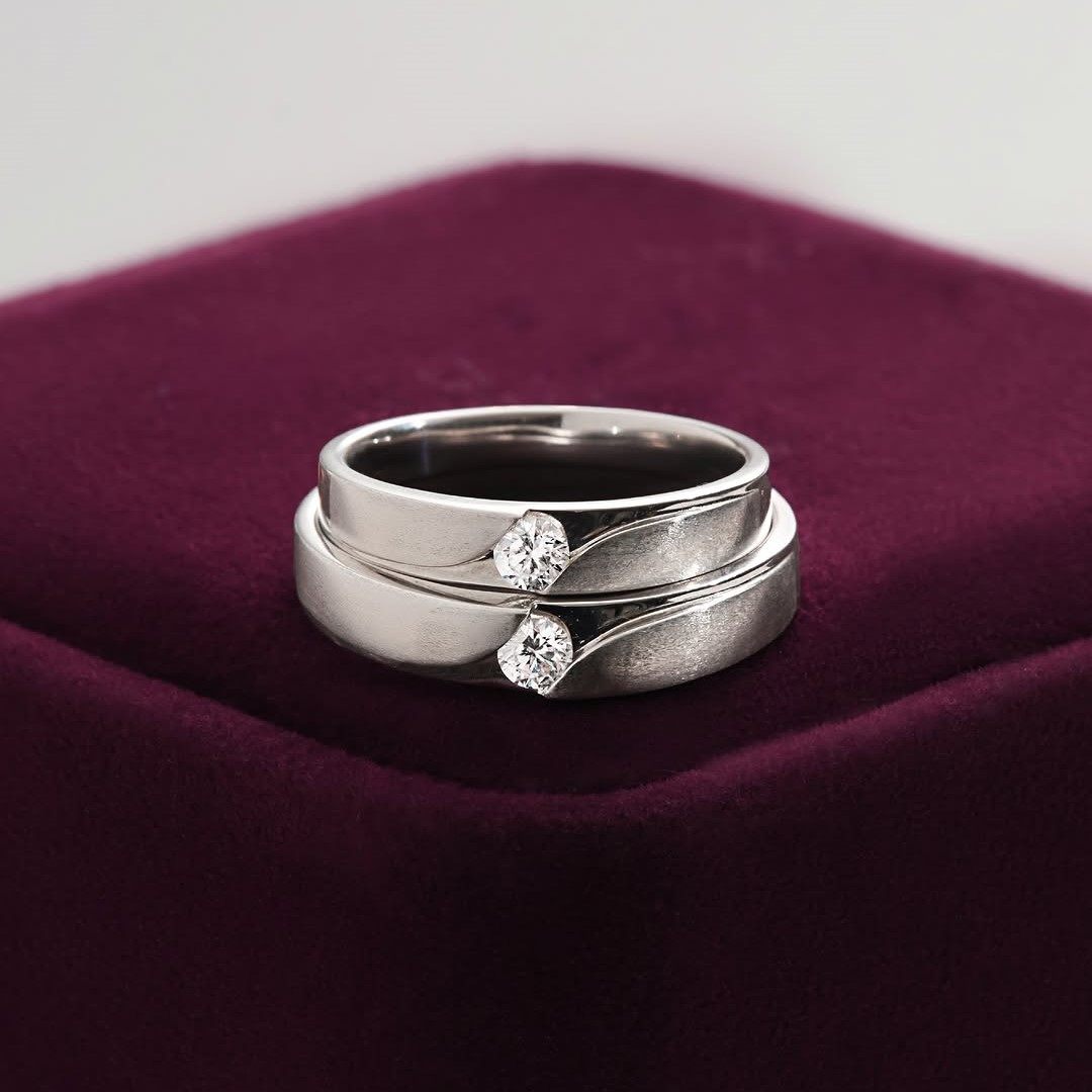 Cincin couple nikah berlian solitaire dengan sentuhan modern cocok untuk pasangan bergaya dinamis