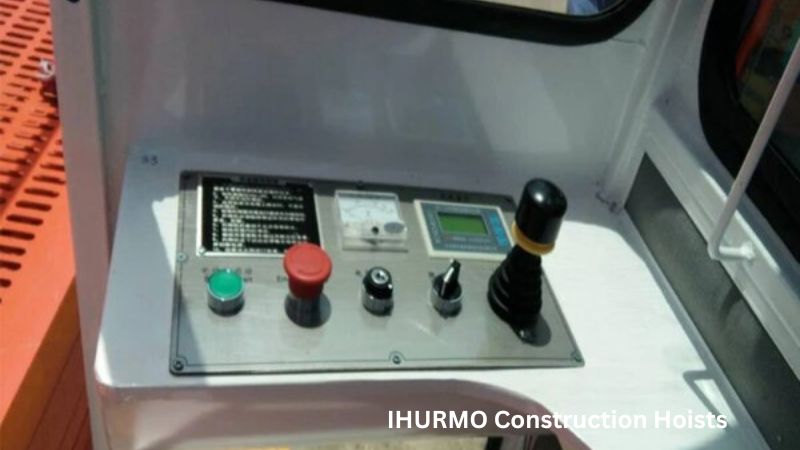 IHURMO Construction Hoists" কন্ট্রোল প্যানেলে বোতাম, একটি জয়স্টিক এবং ডিসপ্লে রয়েছে।