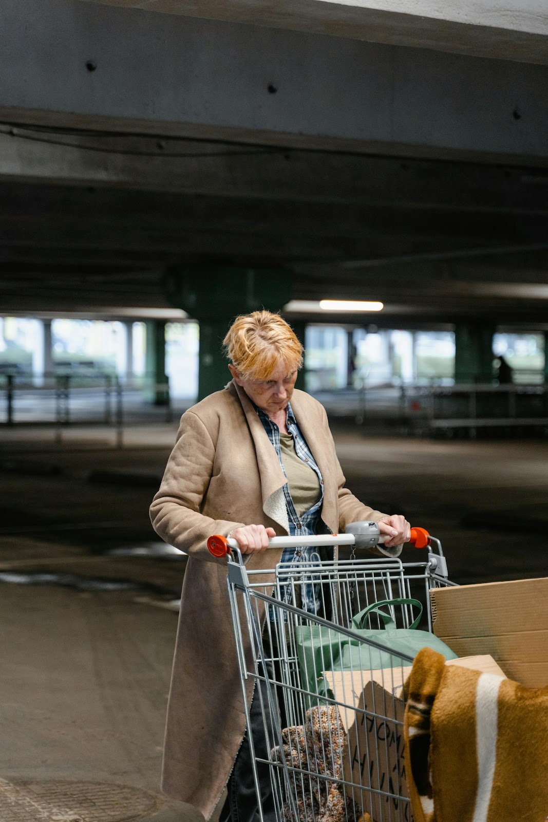 A homeless woman | Source: Pexels