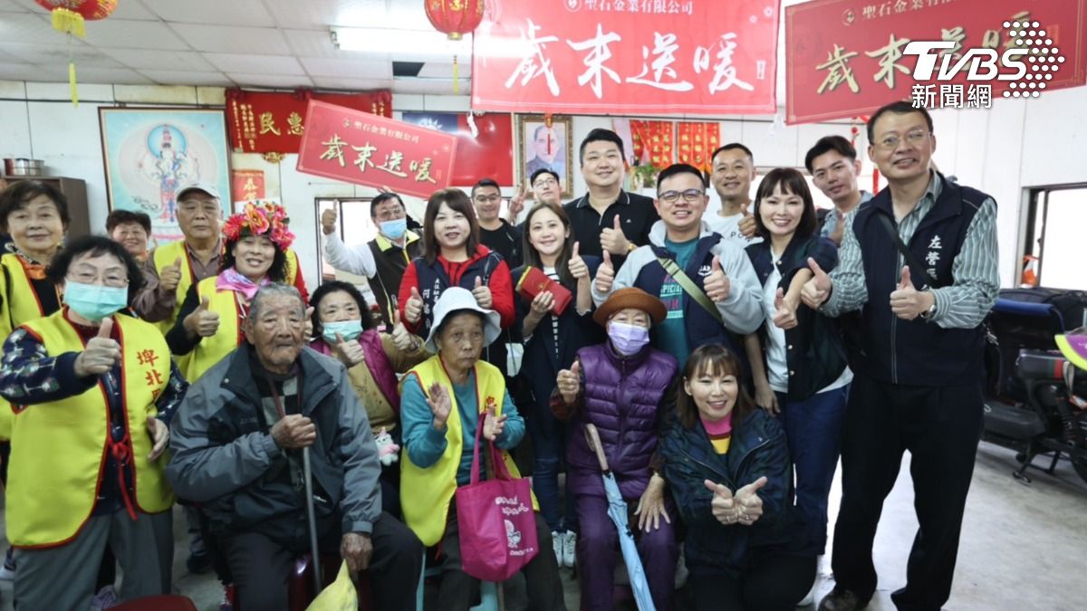 金業業者年終送暖，北、中、南三大門市，致贈數百個公益紅包助弱勢（圖/聖石金業)