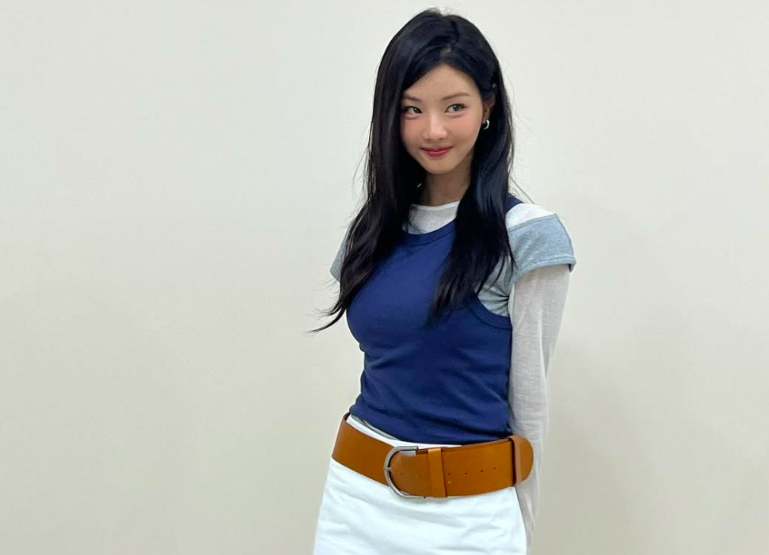 This contains an image of Lee Se Hee 