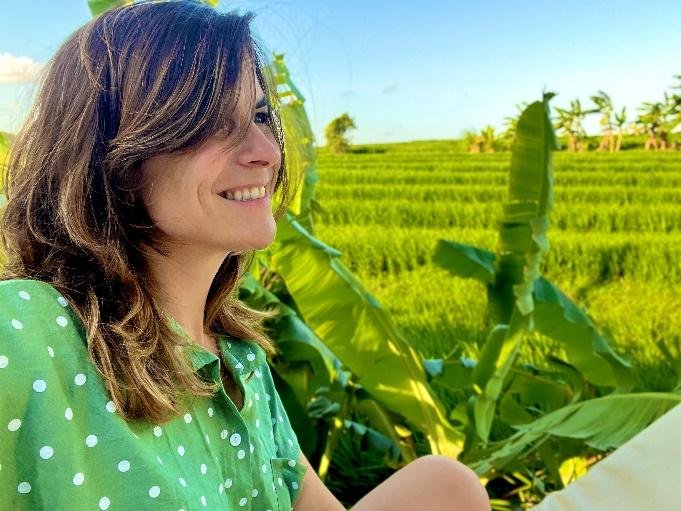 Mujer sonriendo con blusa verde parada en el pasto

El contenido generado por IA puede ser incorrecto.