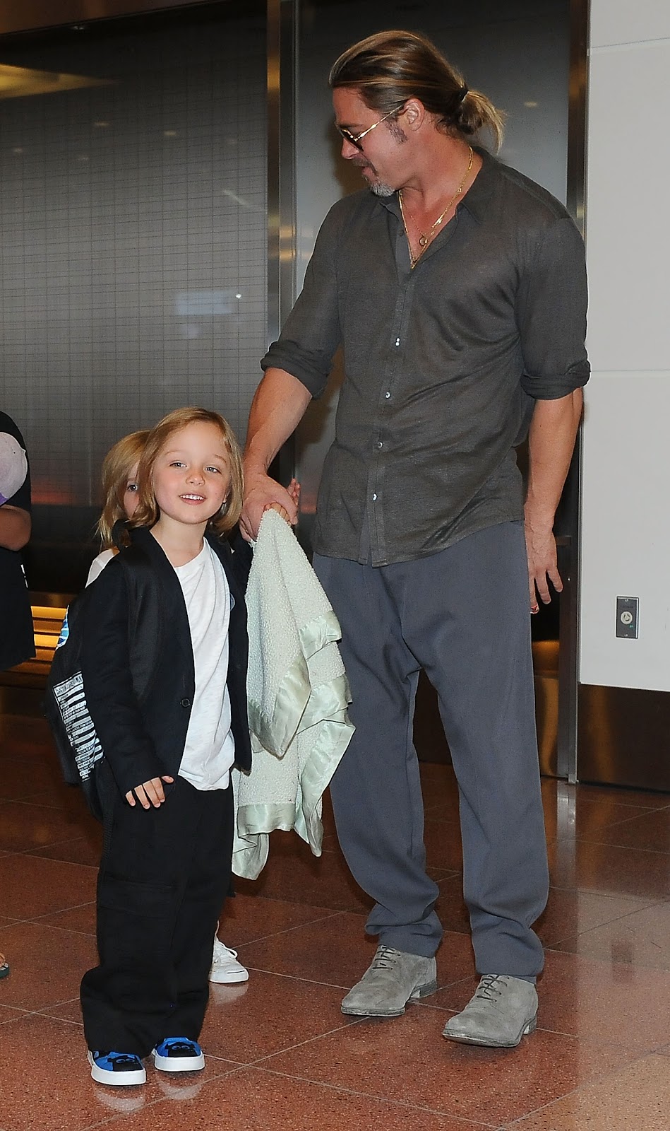 Brad Pitt and Knox Jolie-Pitt at Tokyo International Airport on July 28, 2013, in Tokyo, Japan. | Source: Getty Images