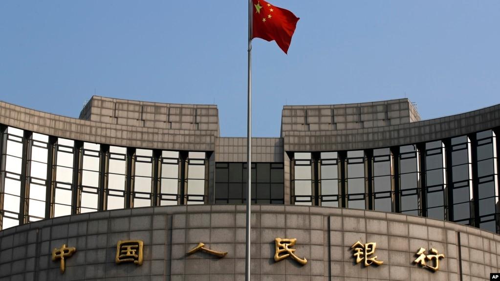 资料照:一面中国国旗在中国央行前飘扬。