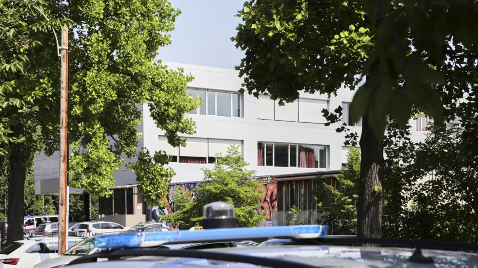 奥地利格拉茨学校发生枪击事件后，一辆警车停在学校建筑前。2025 年 6 月 10 日星期二