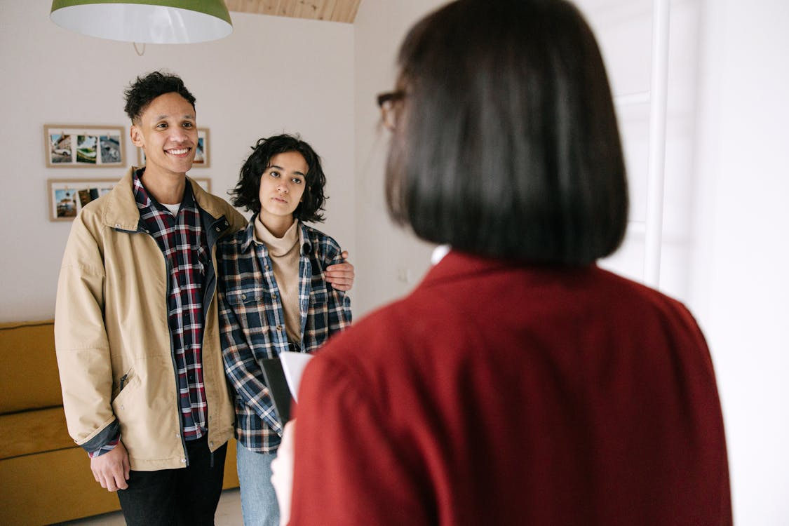 A group of people looking at a person

AI-generated content may be incorrect.
