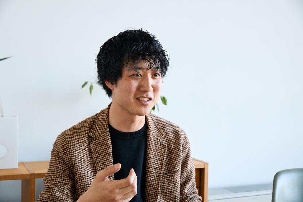 テーブルの上に立っている男性

AI によって生成されたコンテンツは間違っている可能性があります。