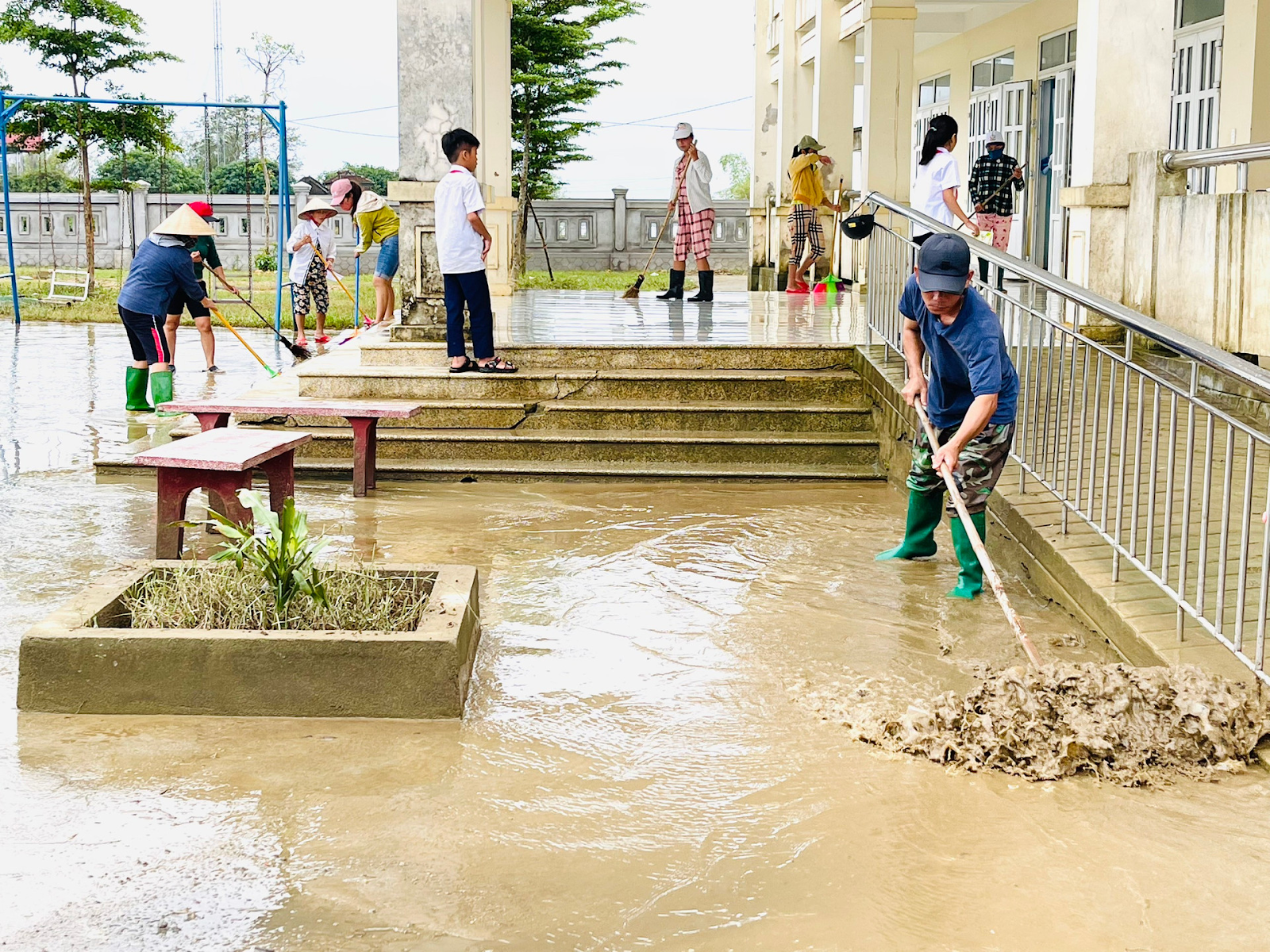 dọn dẹp sau bão lụt